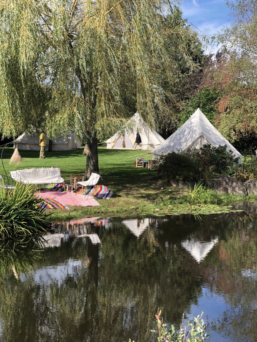 Des tipis et un salon nomade installés près d’un plan d’eau