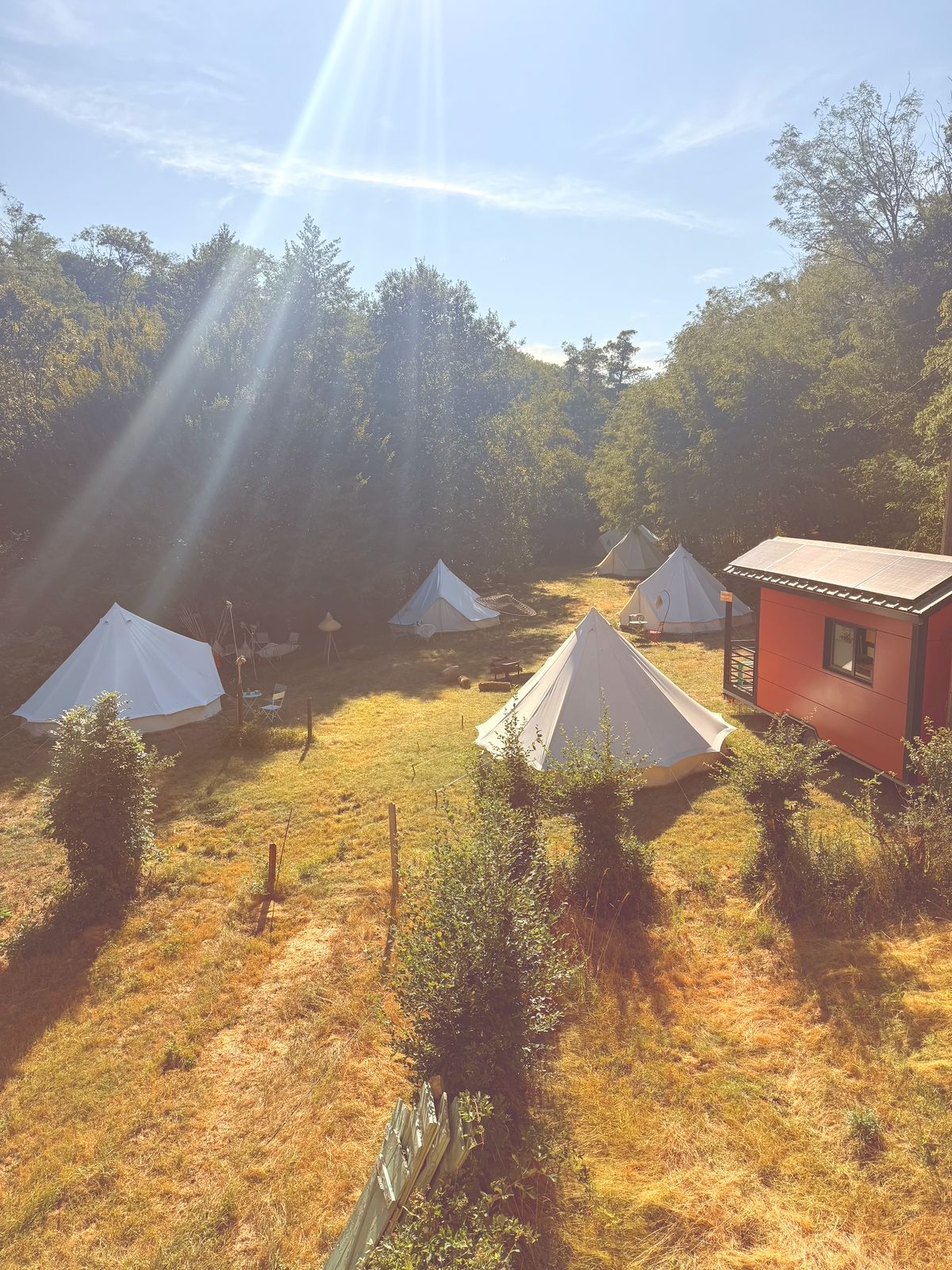 Le campement Kârma Hôtel de Saint-Genis-les-Ollières baigné de soleil
