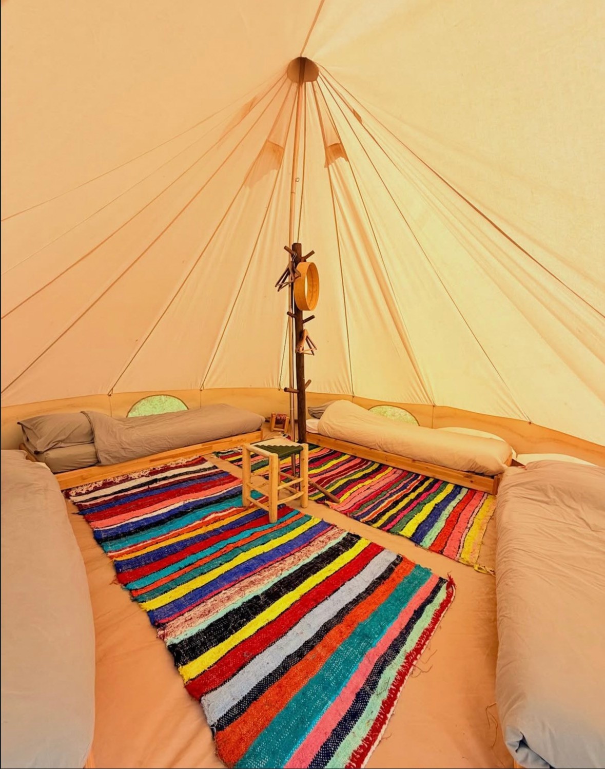 Une chambre sous tente aux tapis colorés