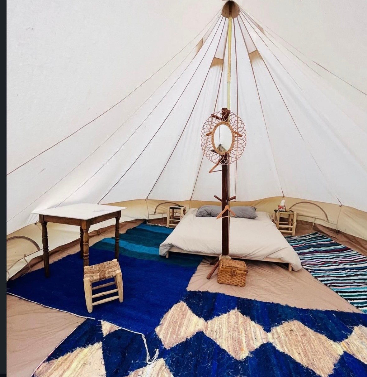 Un lit confortable et une décoration chinée sous la toile