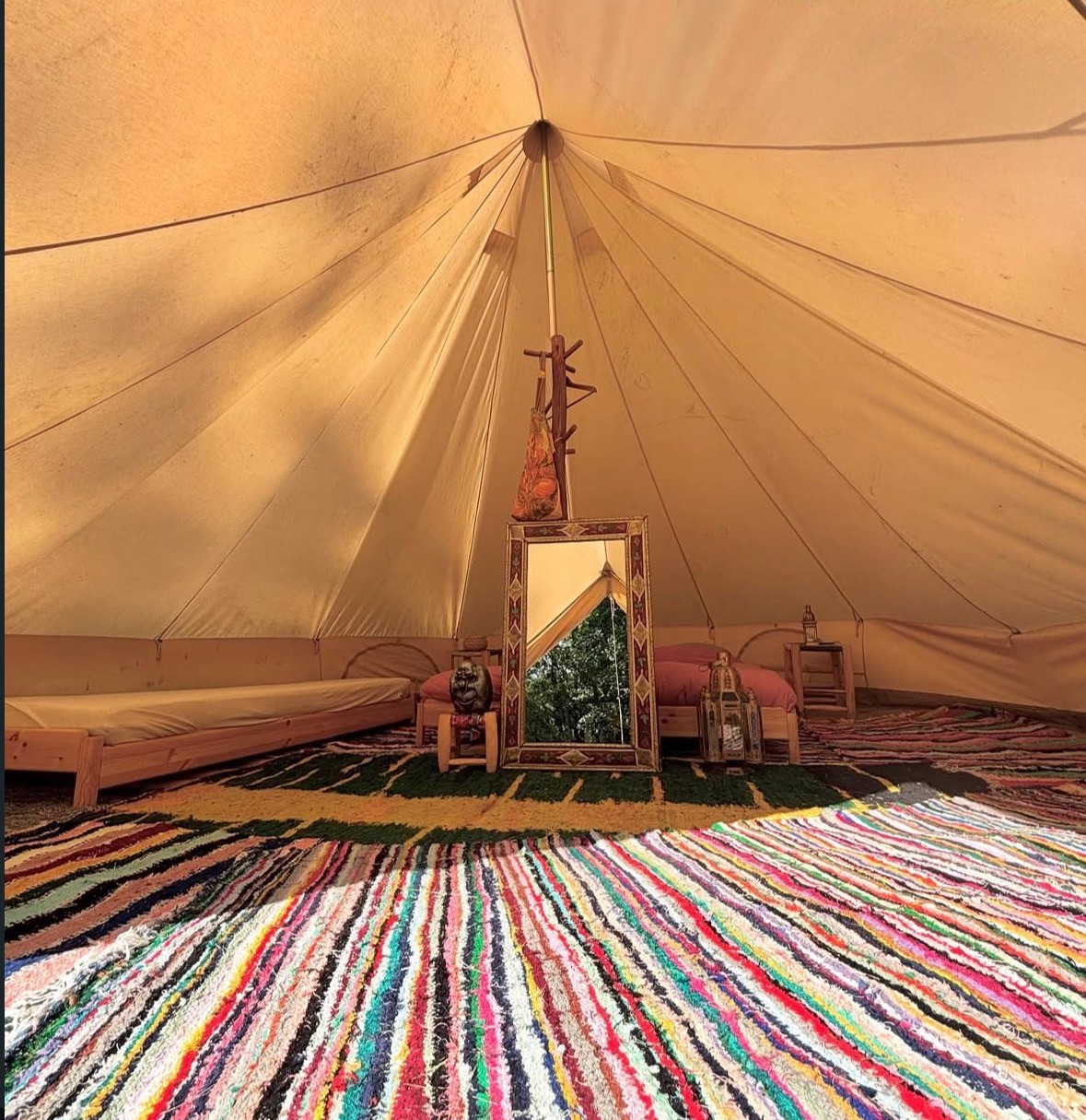 L'intérieur chaleureux d'une chambre nomade