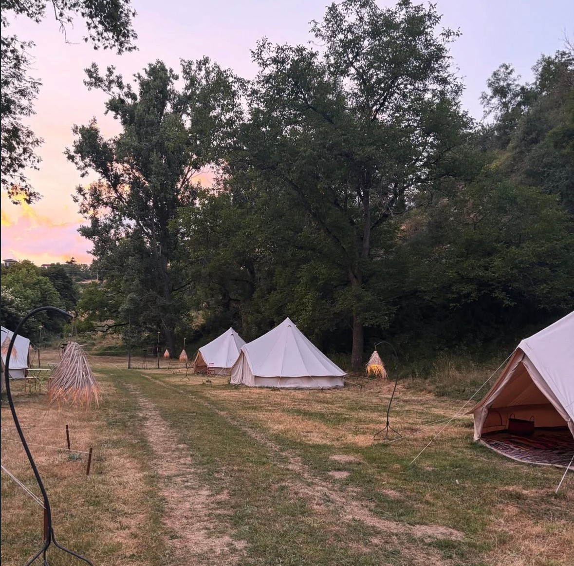 Le campement dans la lumière du soir