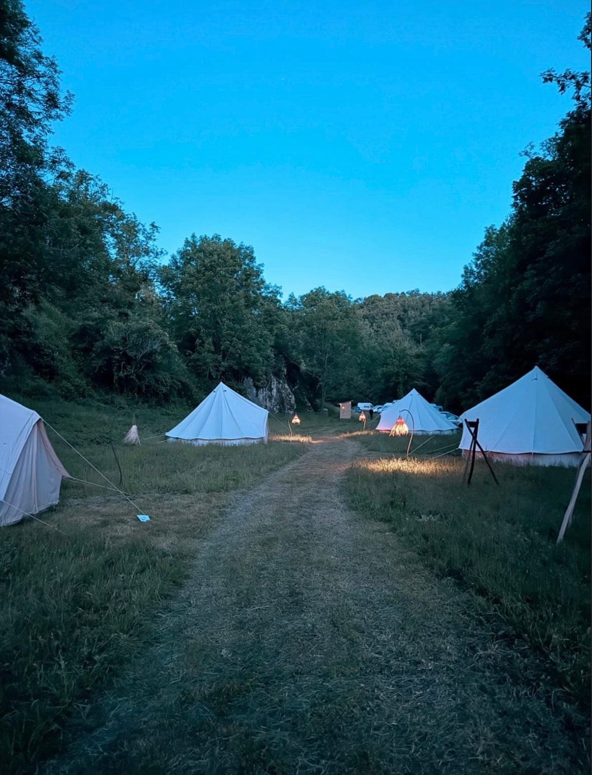 Les tentes au crépuscule
