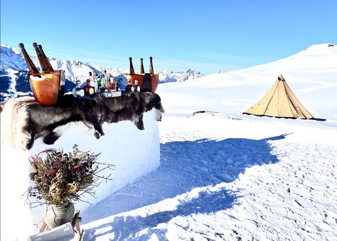 Ashk-Bar, le bar éphémère dans les montagnes enneigées
