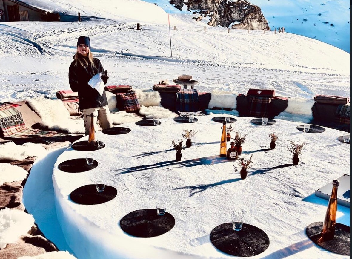 Une table sculptée dans la neige, face aux montagnes