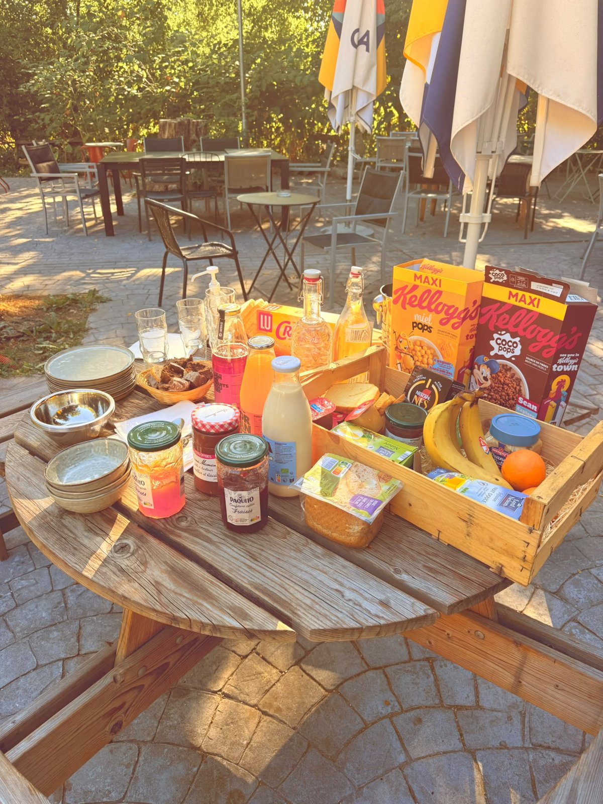 Une table de petit-déjeuner au soleil