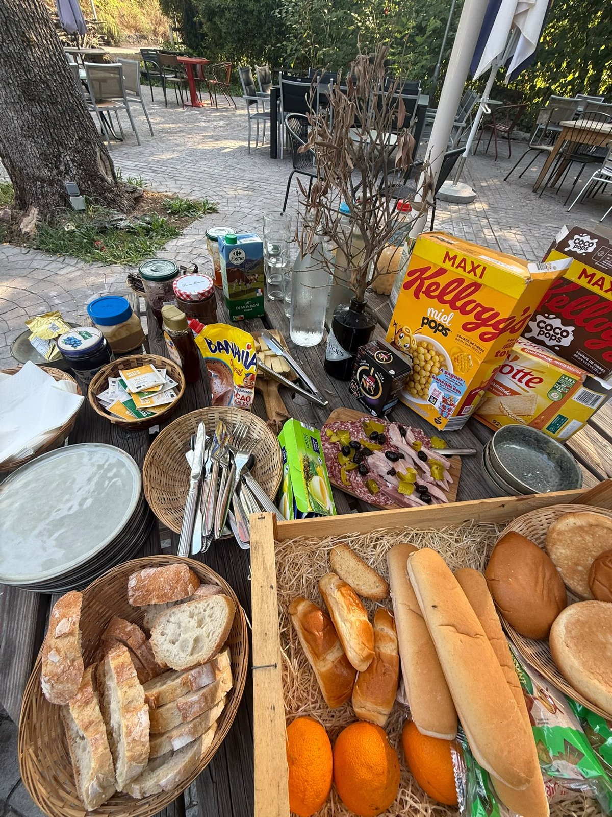 Du pain et des produits disposés pour le petit-déjeuner