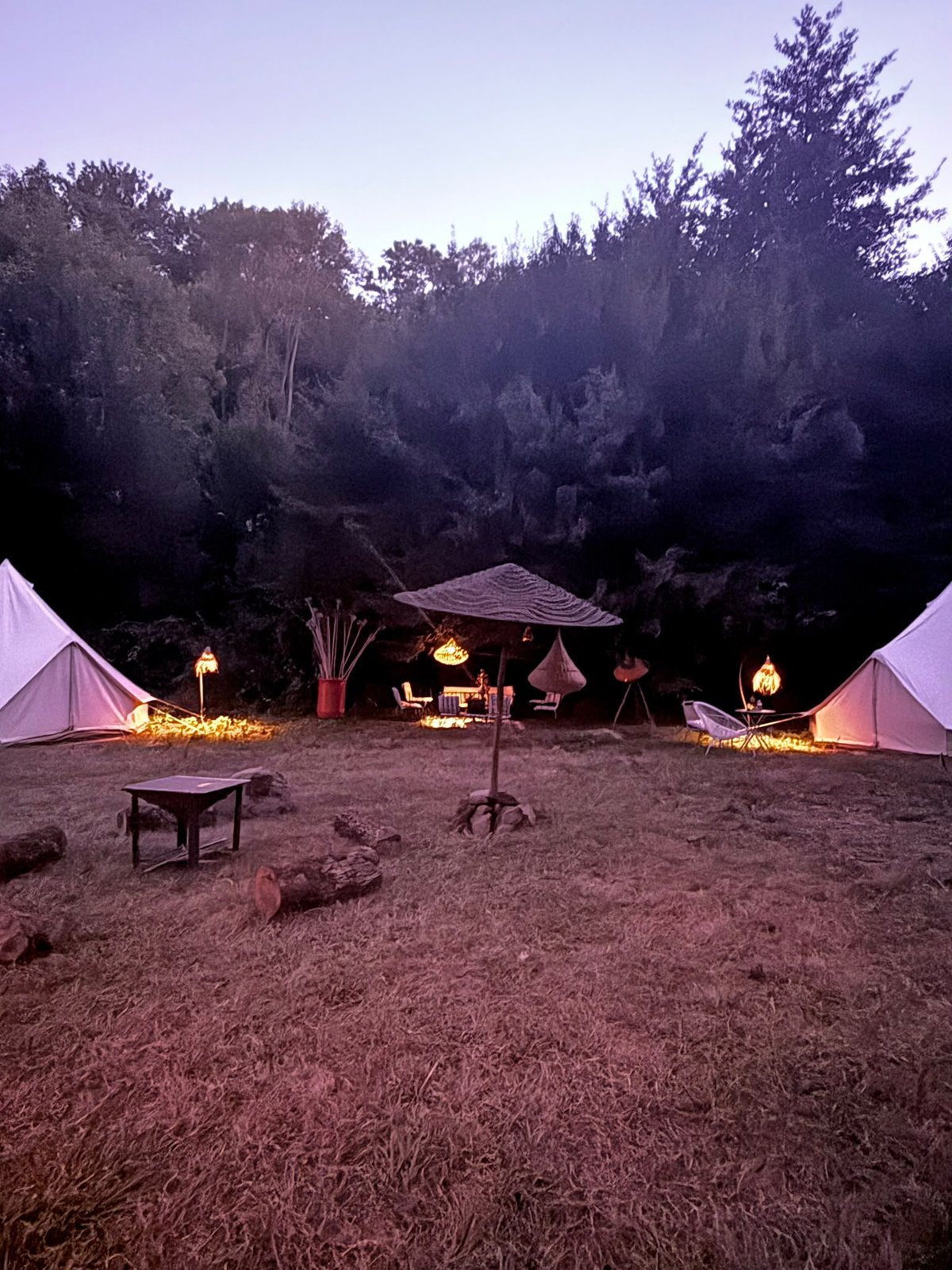 Le campement et ses tentes illuminés au crépuscule