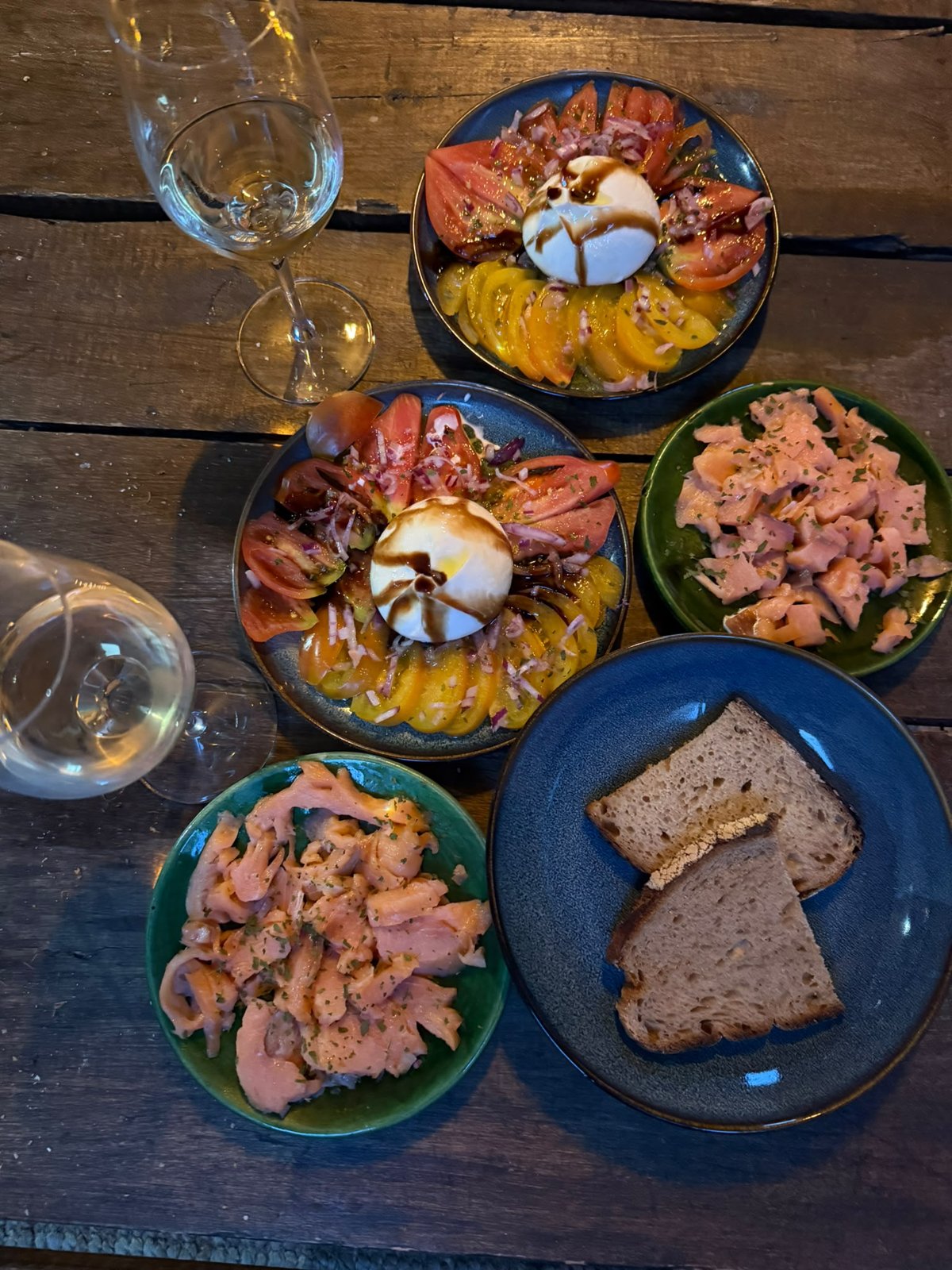 Des assiettes colorées à partager
